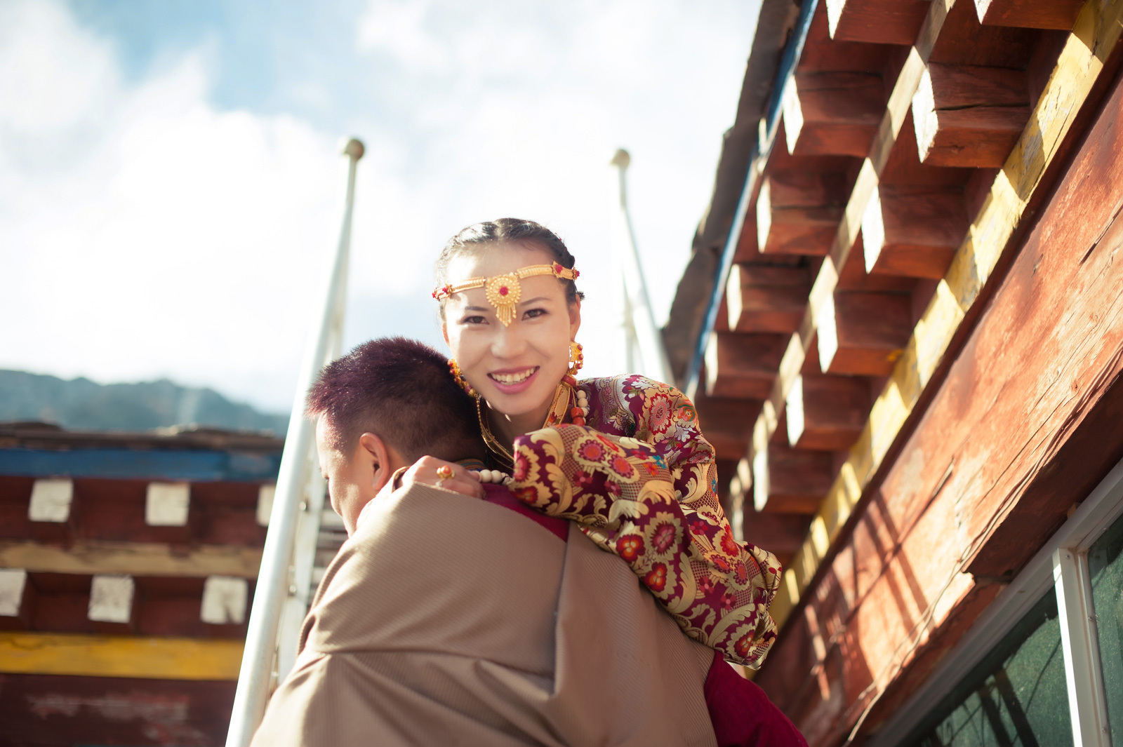 西藏旅拍：让人羡慕的藏族情侣，婆婆亲自为她做全套的藏服__凤凰网