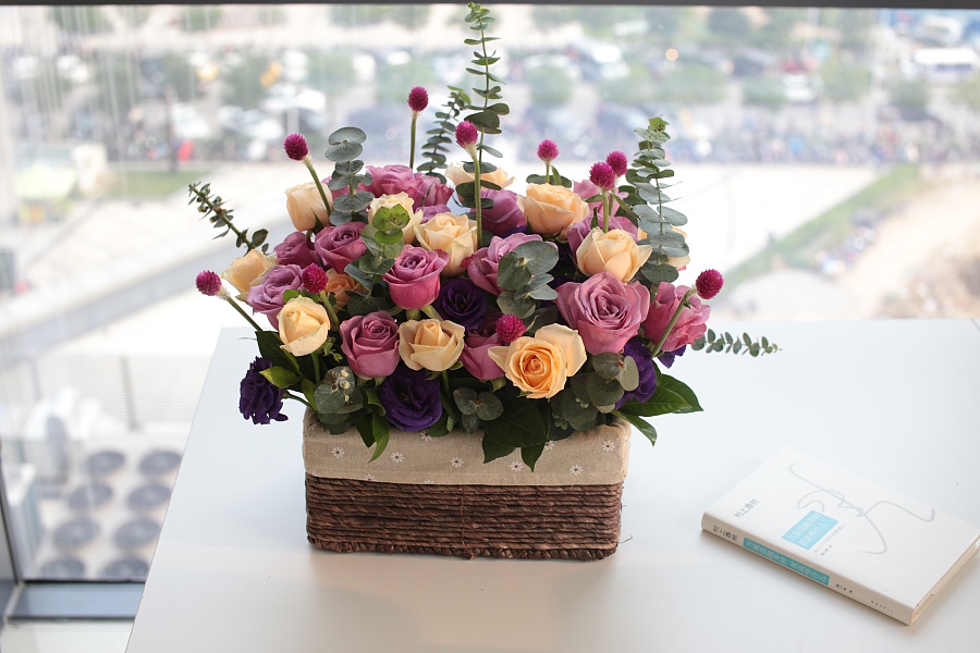 鲜花 花篮 手提花篮 生日花篮 祝福花篮 乔迁花篮 看望病人花篮|工艺品设计|手工艺|李诗丹妮儿_花艺 - 原创设计作品 - 站酷 (ZCOOL)