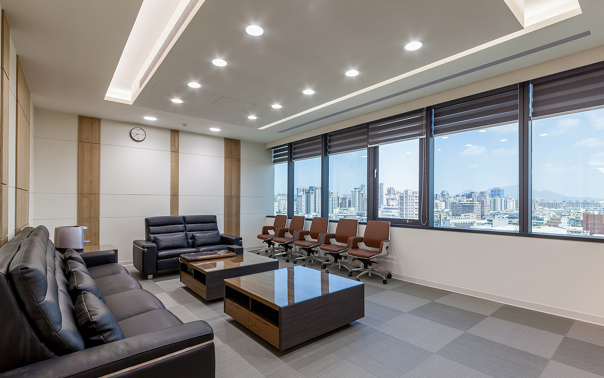 简约的木色办公室装修设计图|郑州专业办公室装修公司