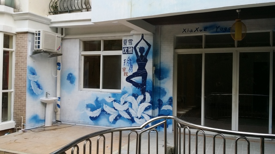瑜伽馆门面随便装修也得万八千吧!还不一定比