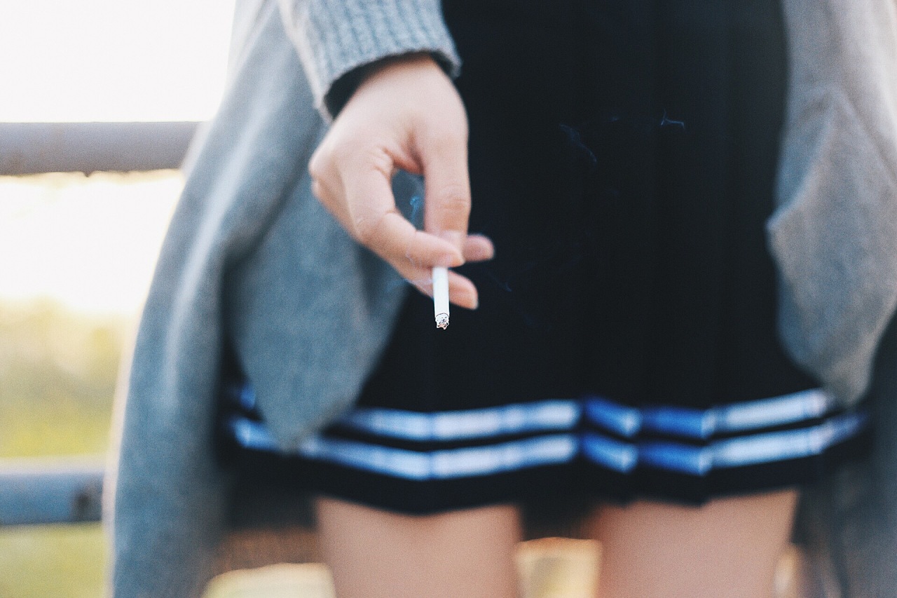 拿烟的女生总是有种不知名的性感