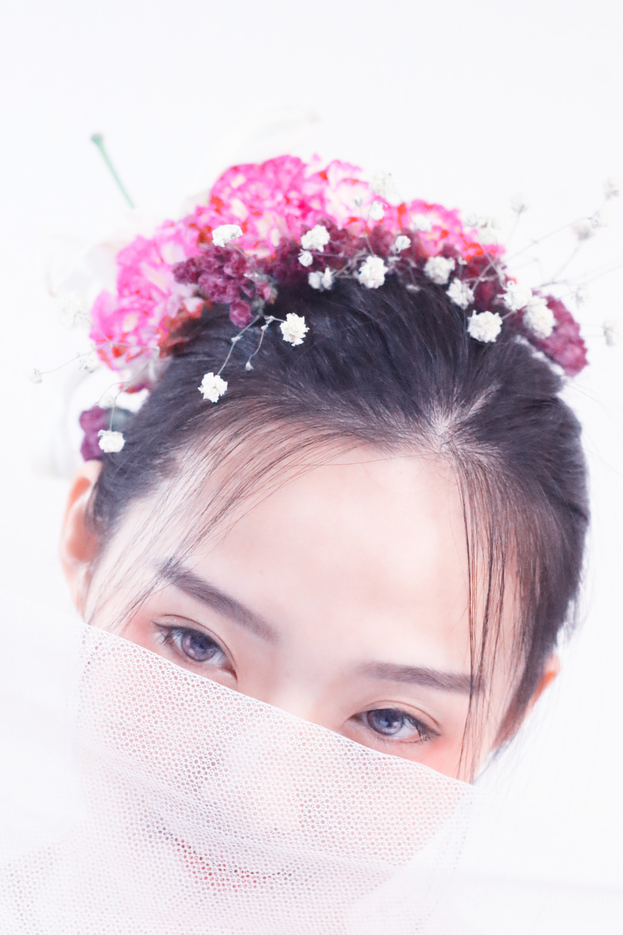 双蝶绣罗裙。东池宴。初相见。朱粉不深匀。闲