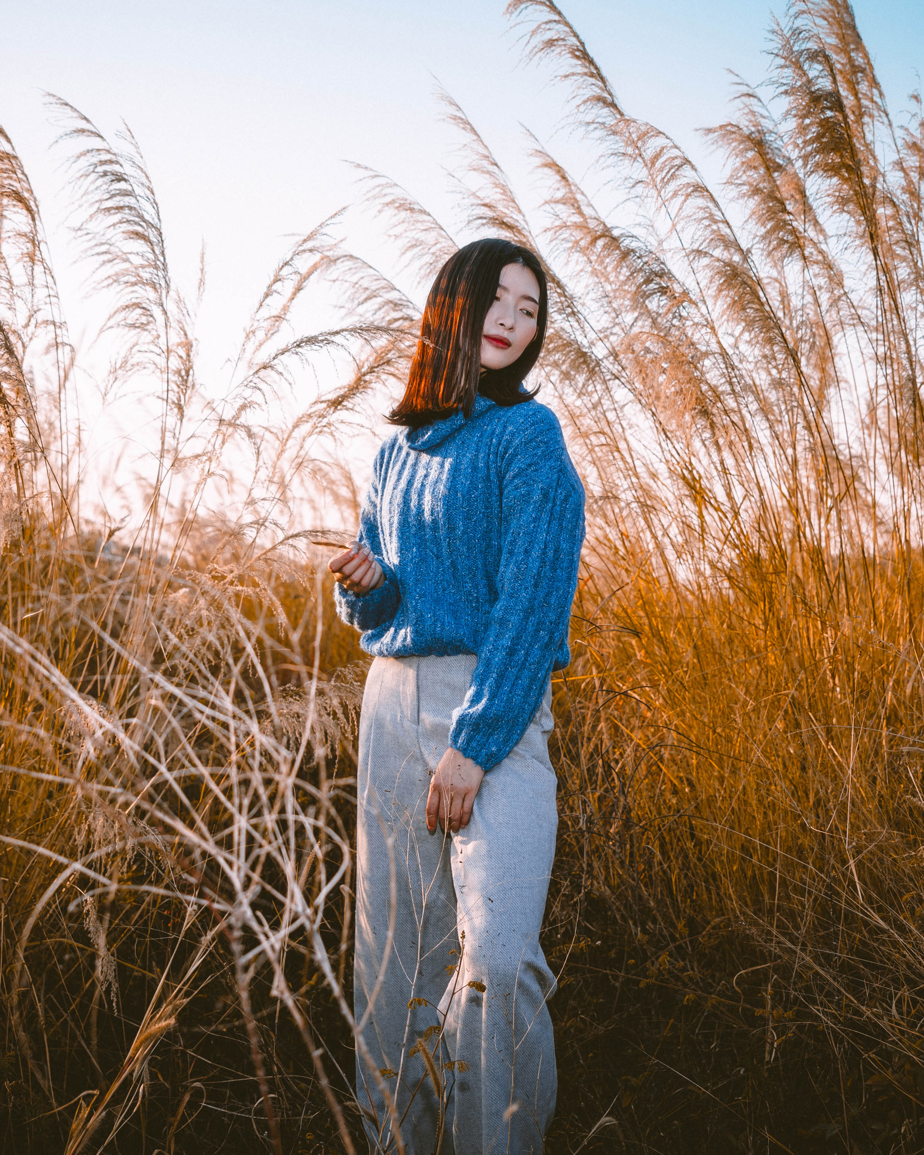 芦苇荡里的时尚姑娘