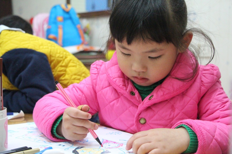 三岁半到四岁小孩的绘画成长记录--一步一个脚