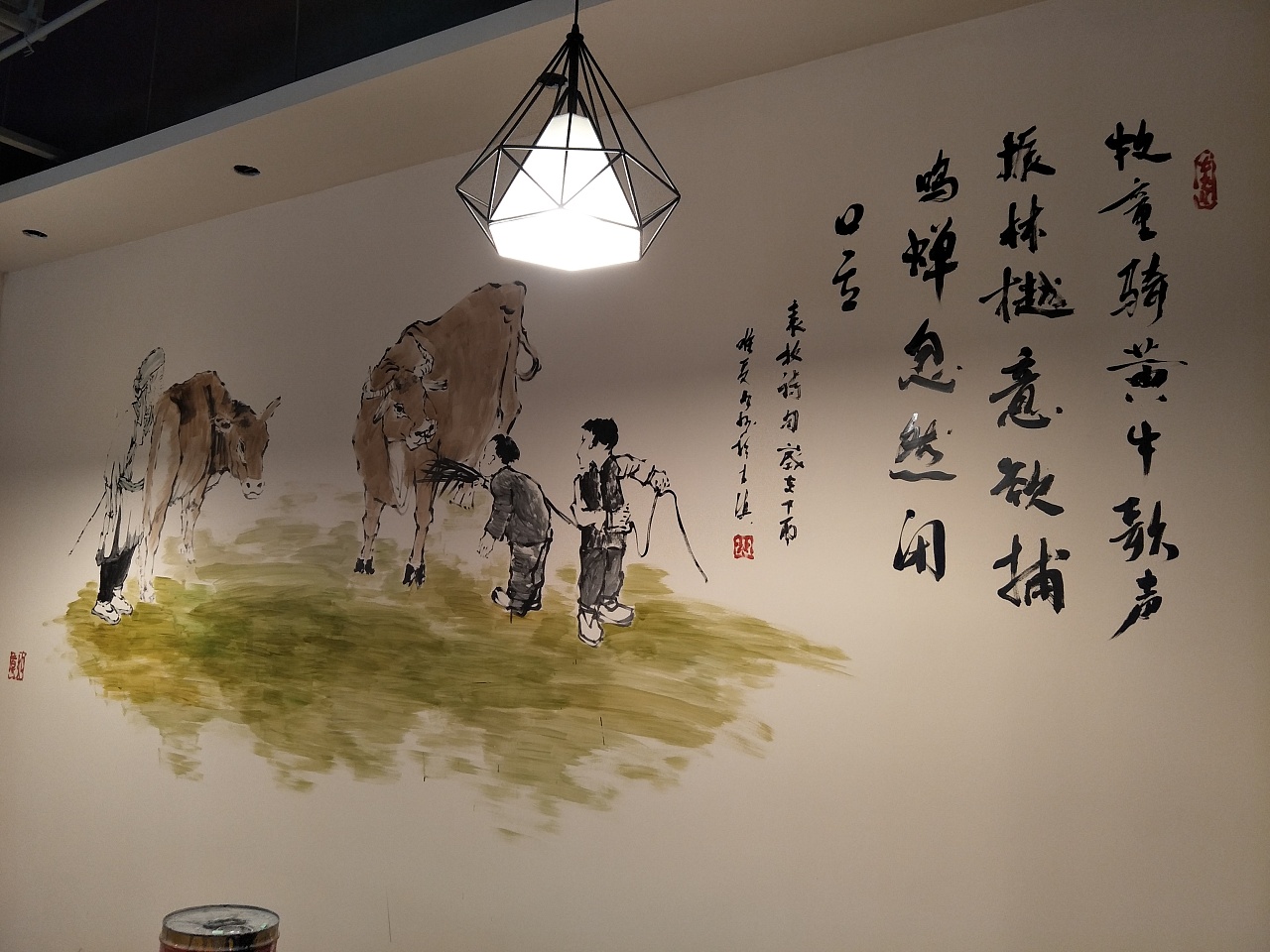 以牛为主题的墙绘  是一家牛肉火锅店