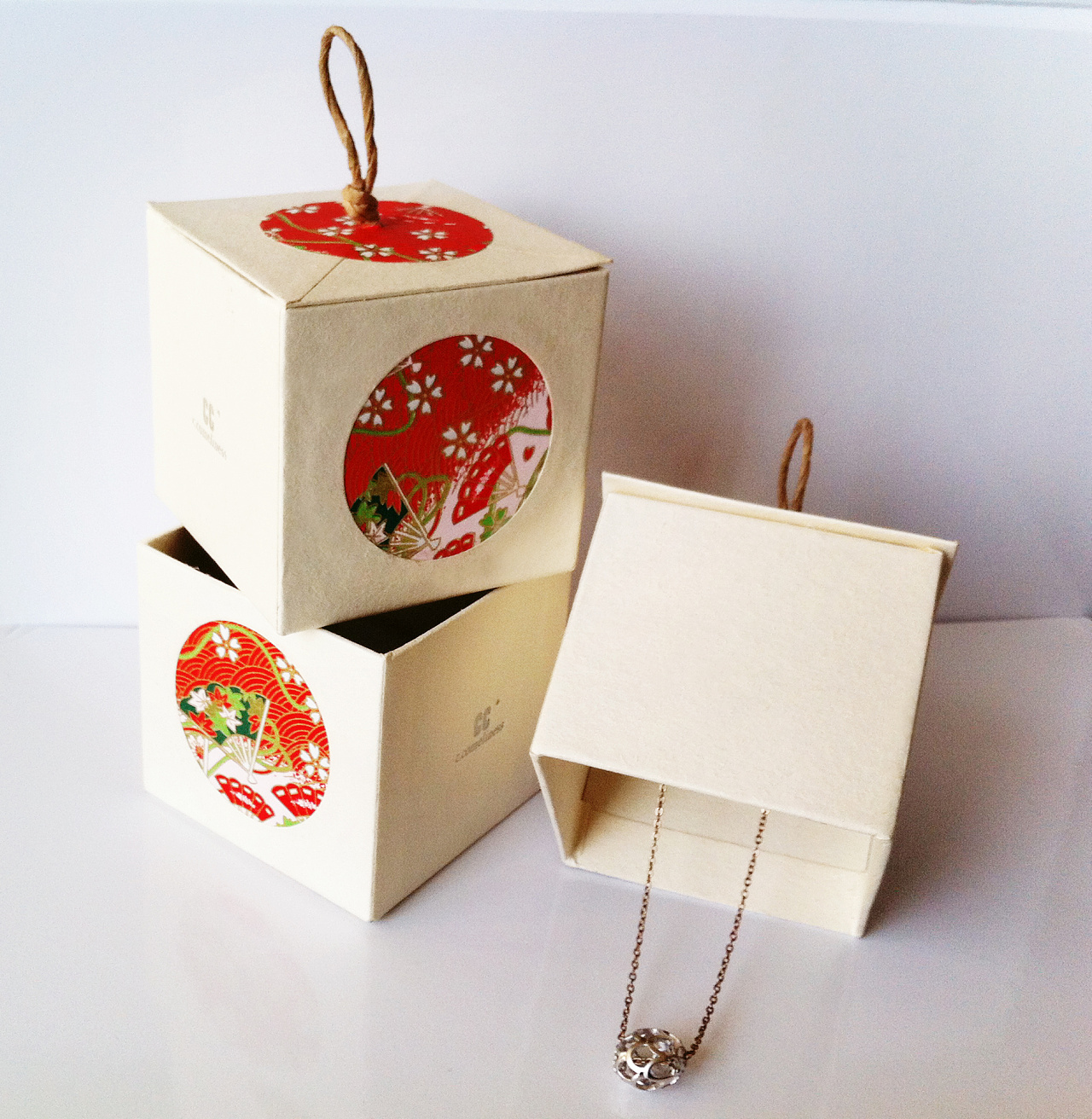 2012" 春节赠品 皮绳龙珠 包装盒