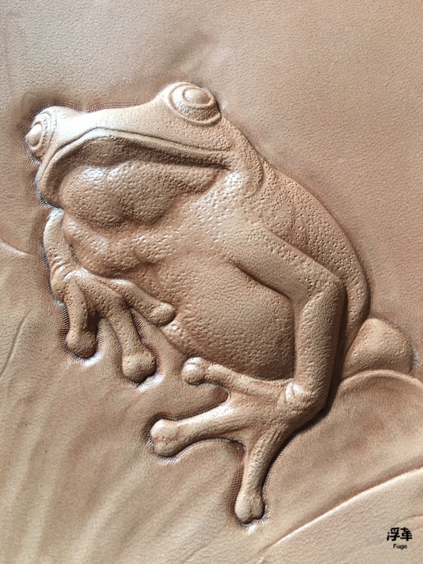 荷叶上的青蛙,用雕塑的手法去塑形,面积大约3cm