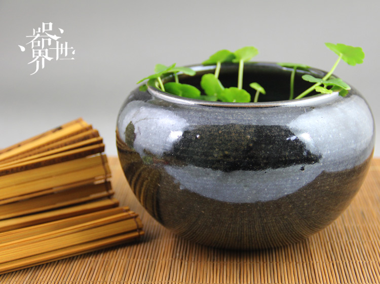 三、茶叶要洗吗? 是的,这是明人的讲究。冯可宾的《(山字顶+介)茶笺》说,烹茶之前,先用上品泉水涤烹器,务鲜务洁;次以热水涤茶叶。方法是,用竹筷夹茶叶反复涤荡,去其尘土黄叶老梗使净,然后再放入壶中,盖好焖一回,再用沸水冲瀹。据文震亨《长物志》所载,茶洗以砂为之,制如碗式,上下二层。上层底穿数孔,用洗茶,沙垢皆从孔中流出,最便。宜兴也产紫砂泥茶洗,据周亮起所说,也是式如扁壶,中加一盎,鬲面细窍,其底便过水漉沙。 翁著《潮州茶经》中所说的茶洗,却是形如大碗,深浅式样甚多。烹茶之家必备三个,