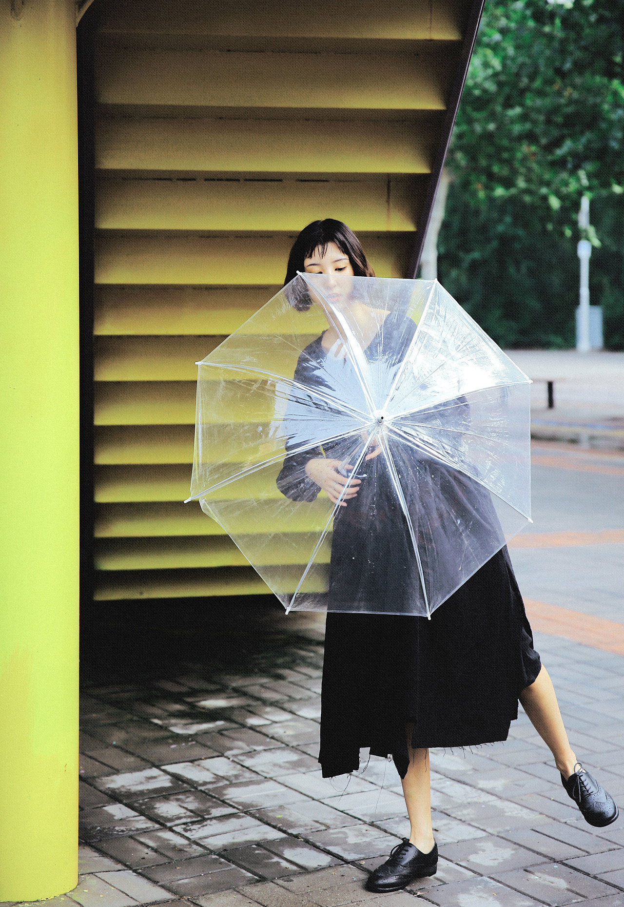 “出门并没有忘记带伞，可不巧的是...雨却停了“ |摄影|人像|JessieYu13 - 原创作品 - 站酷 (ZCOOL)