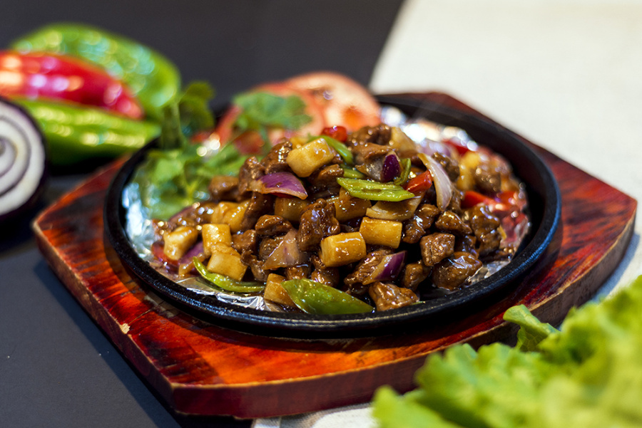 【摄影】黑椒年糕牛柳粒酸菜雪花鱼糖醋小排熏