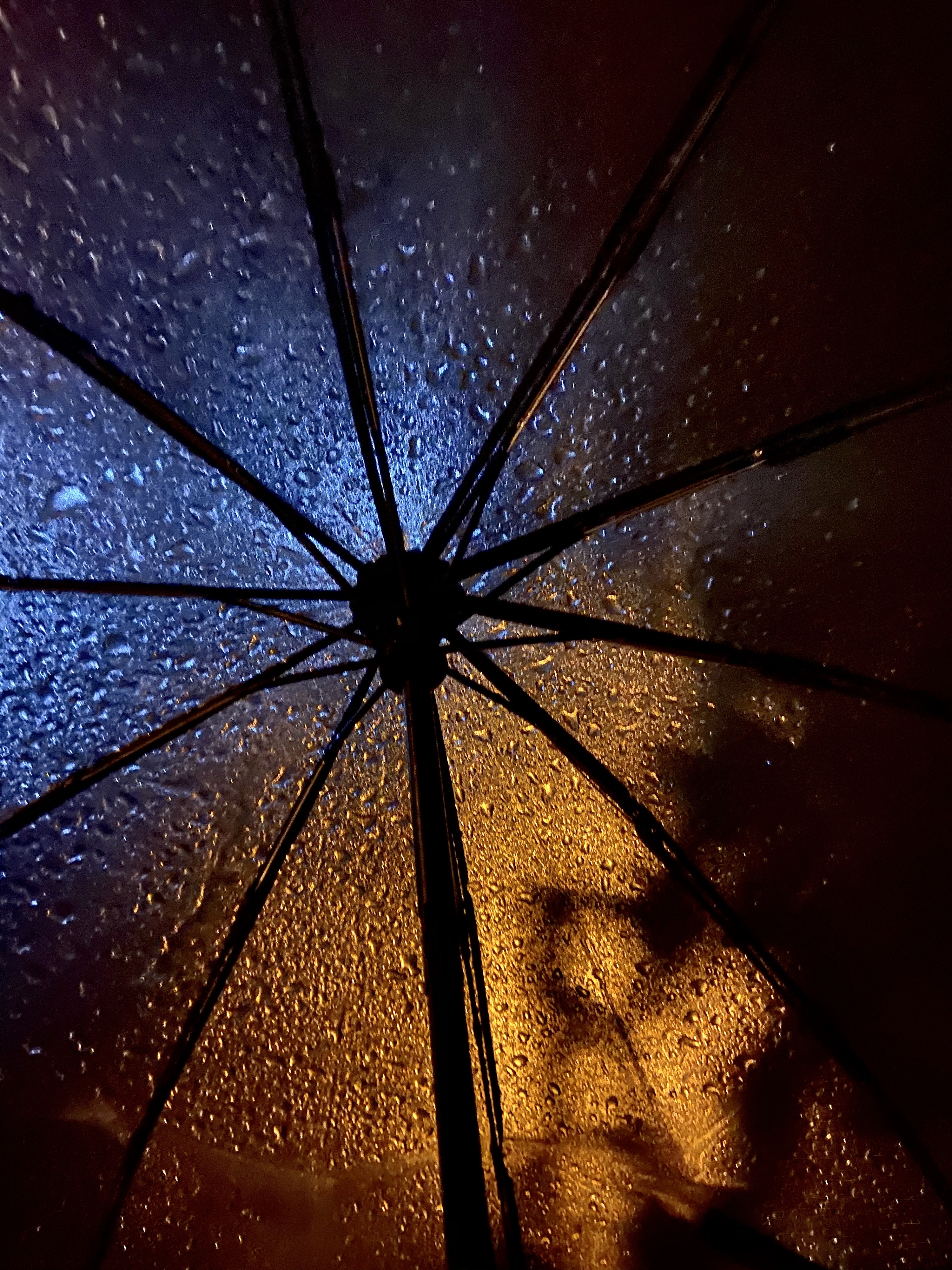 雨伞下的雨天光影