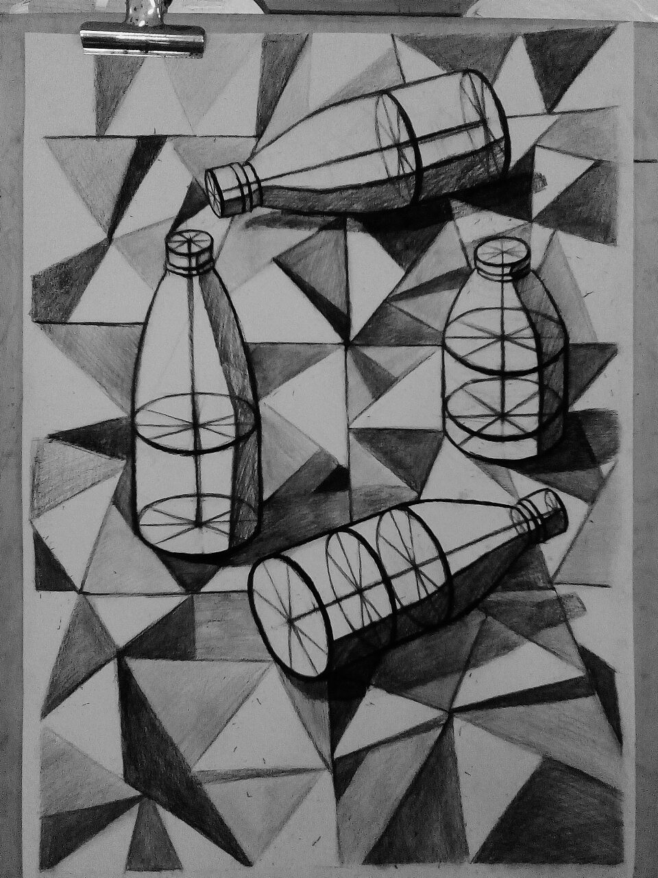 结构素描,以瓶子为主体,运用o型构图,加上创意性的地砖,东莞