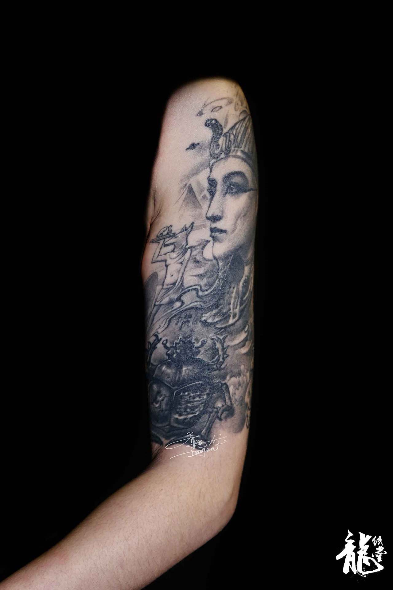 美女胸口睡美人花胸纹身