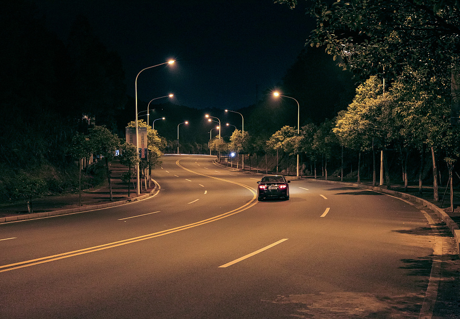 最后是回程时候的"悲痛"心情:孤独就是公路上只有一辆车,寂寞是公路上