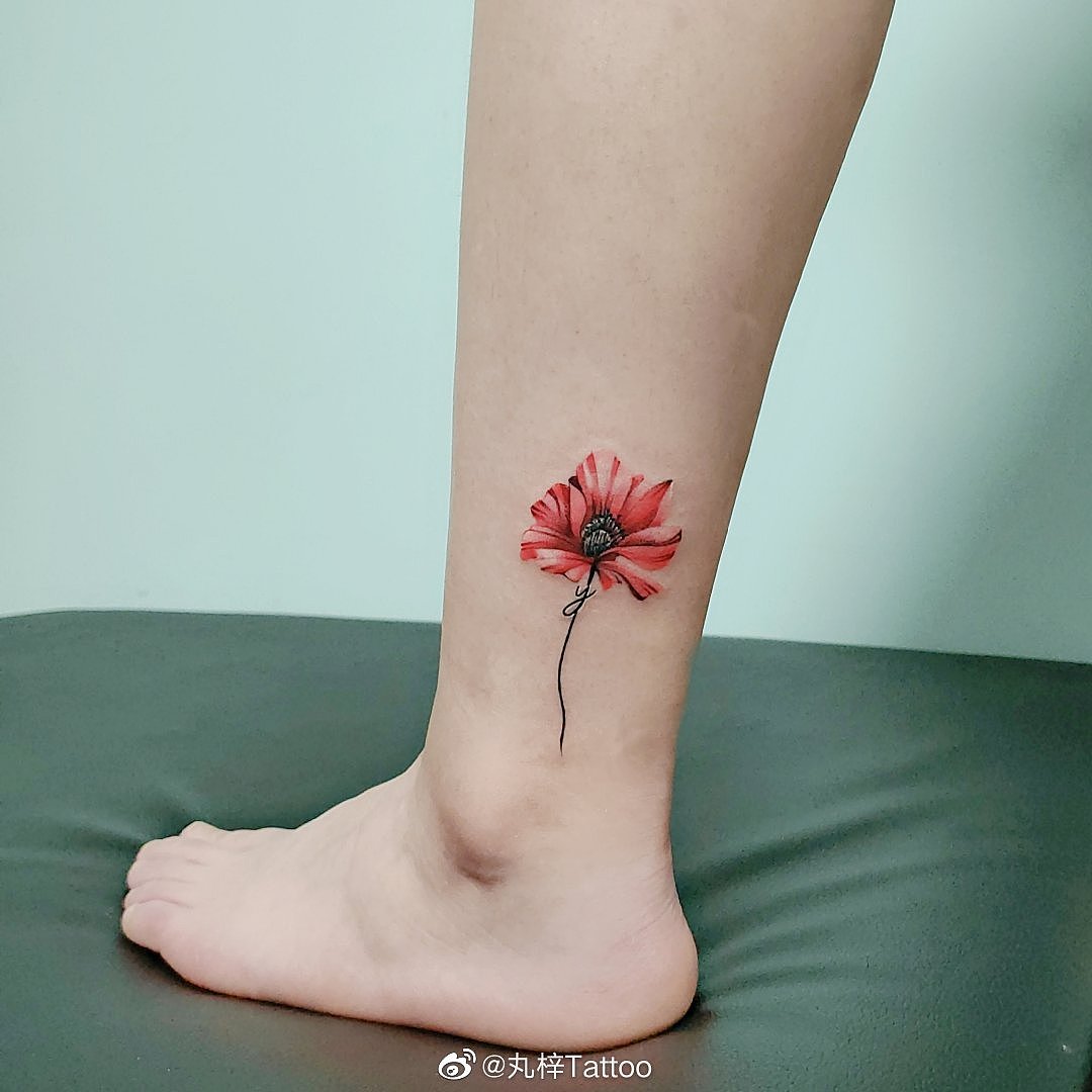 也是姑娘的第一个纹身,从花开始.是你的毒吗?一支罂粟花.
