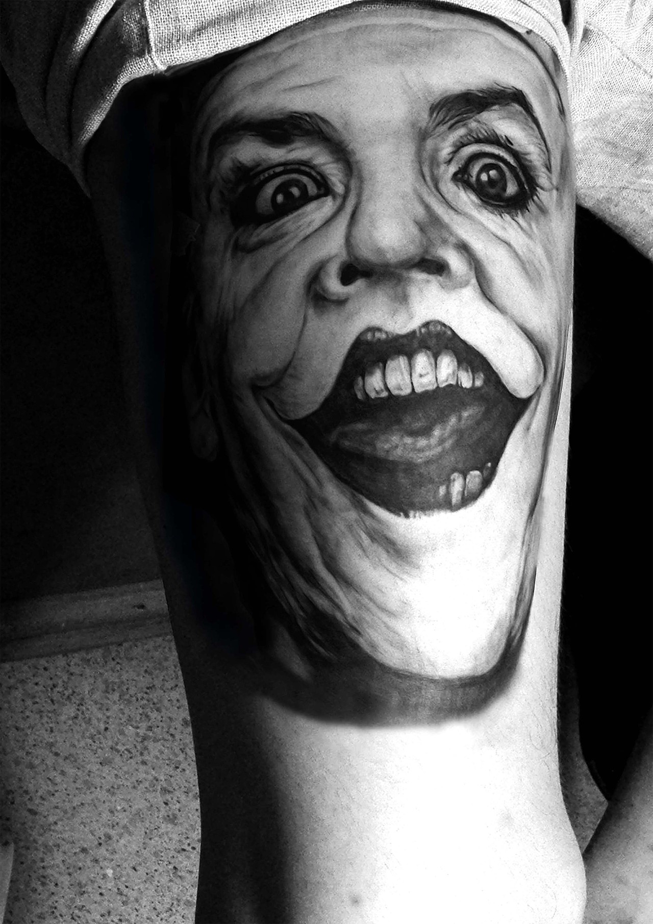 小丑半哭半笑面具纹身