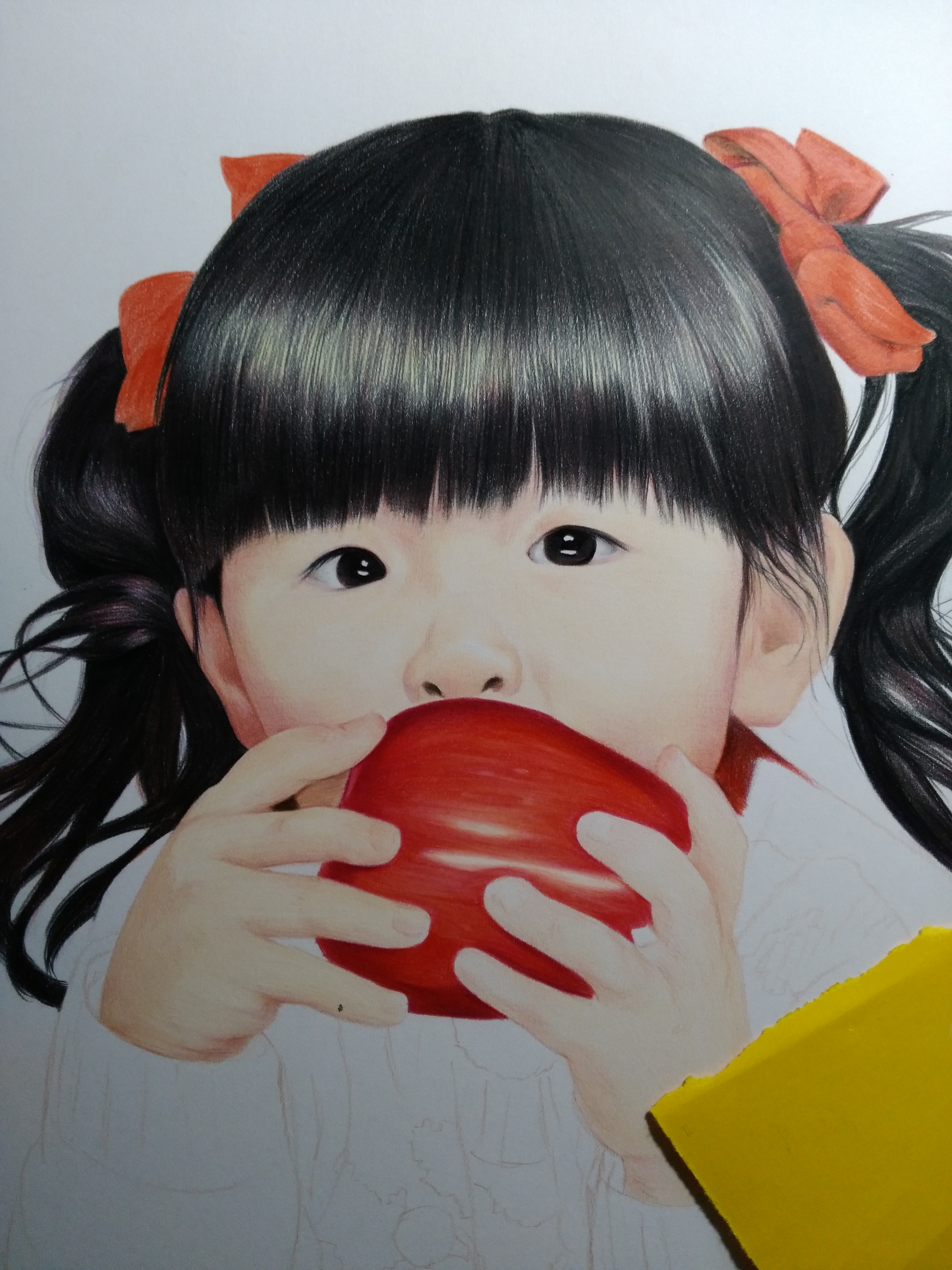 吃苹果的小女孩