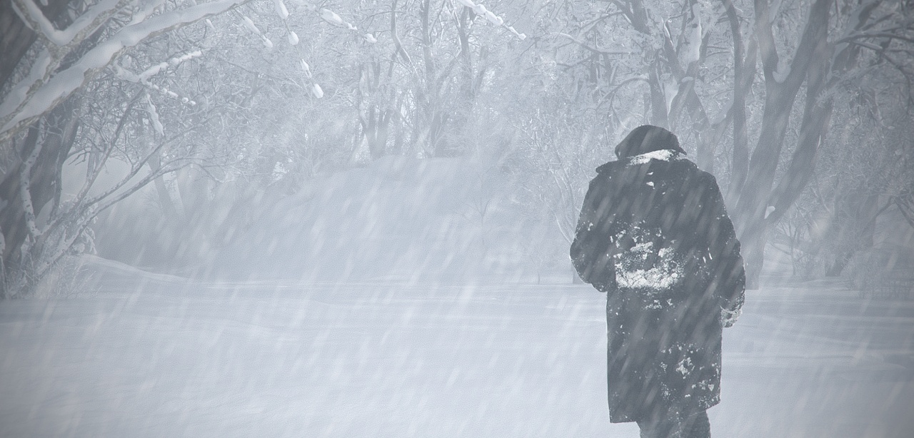 漫天飞雪 一片茫然 孤独的行走 一个人
