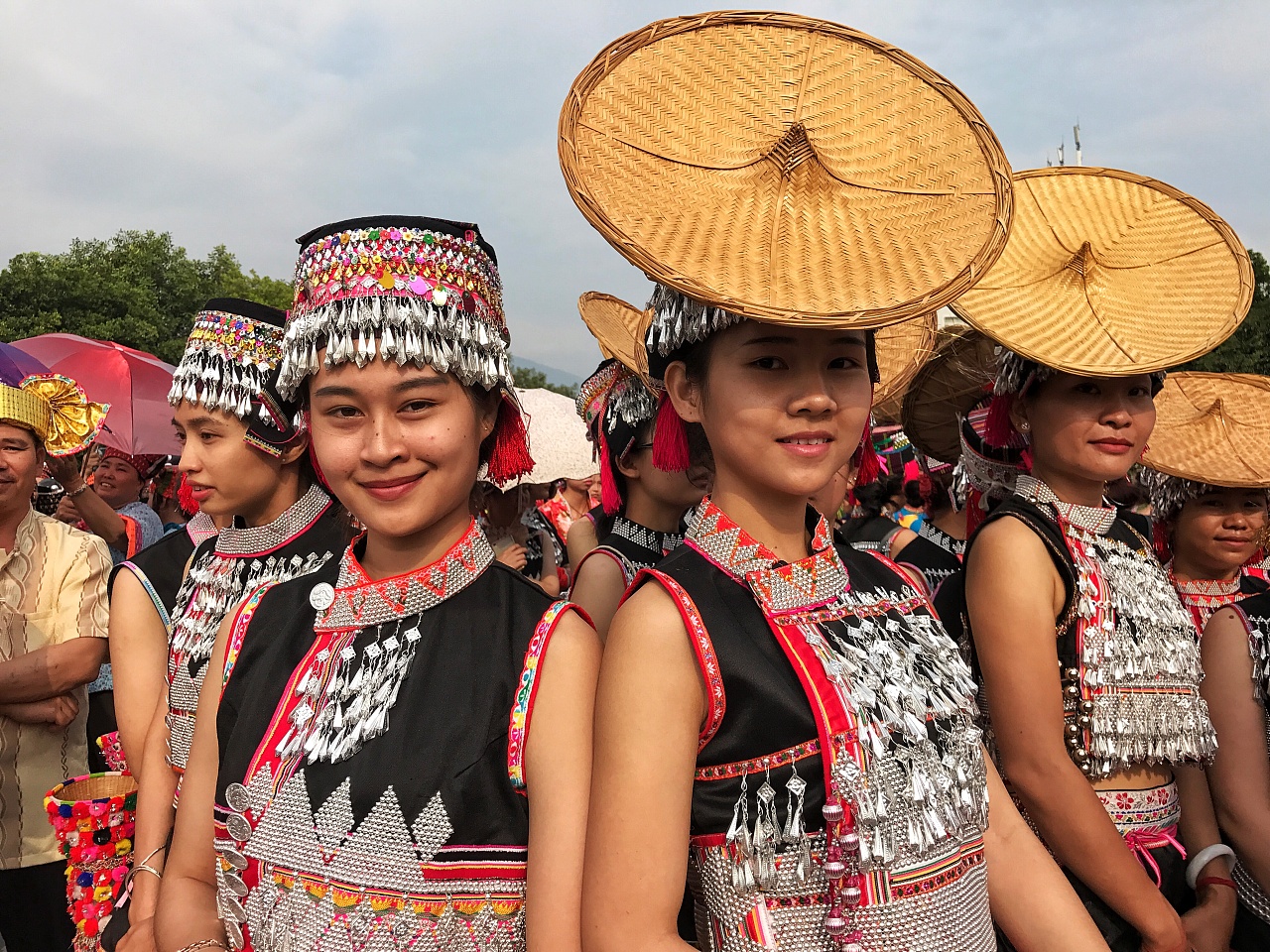 傣族五月花街节,傣族都要参加节日表演,傣族的头饰和帽子具有特色的