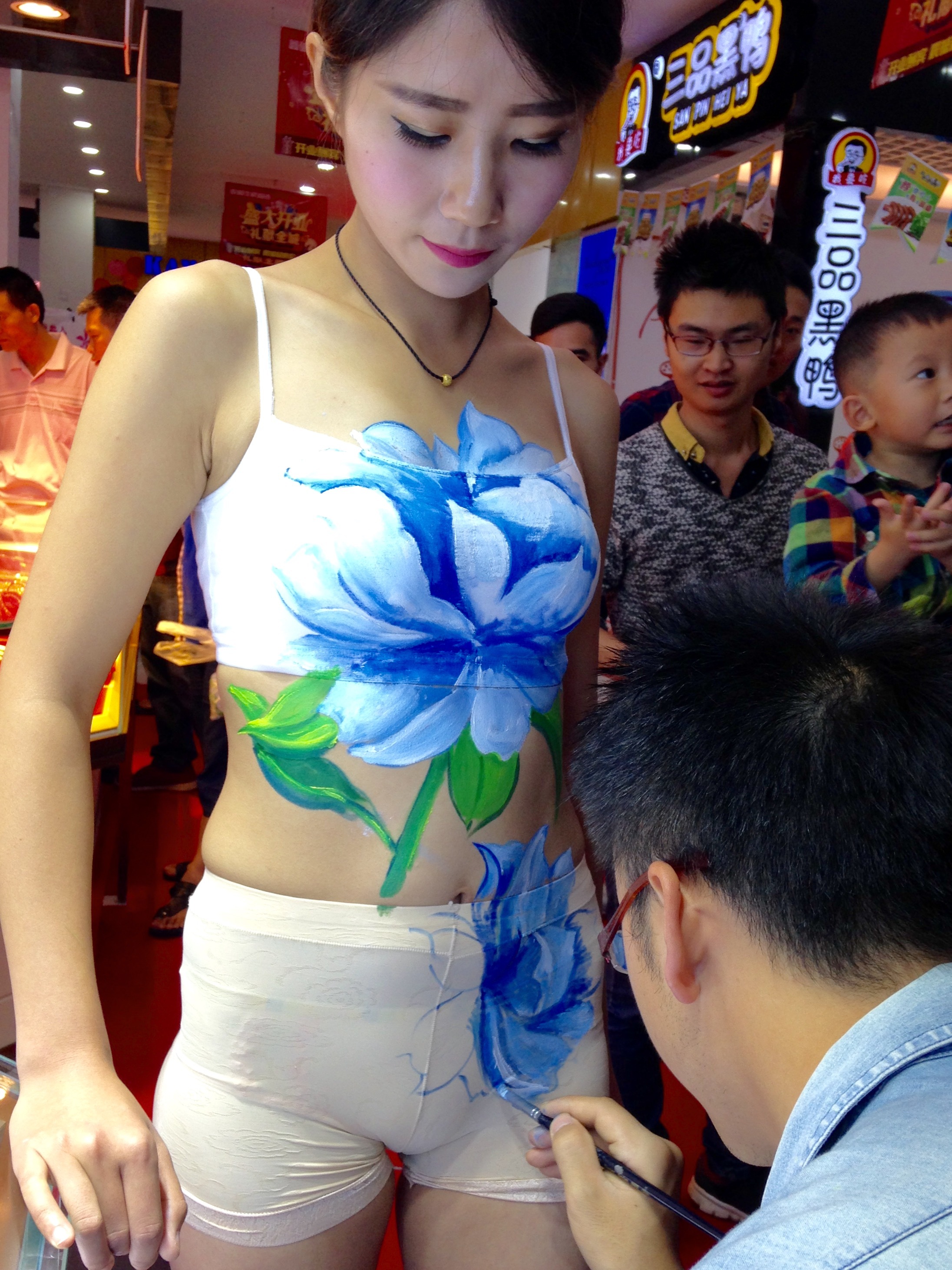 观山湖人体彩绘,经典蓝色配黄金!