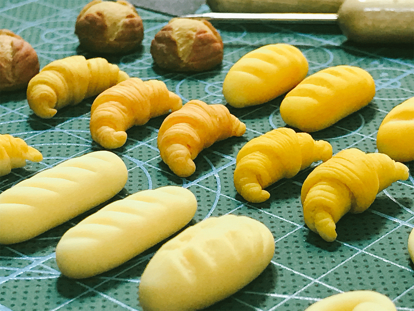 这个姑娘做了无数个假的迷你牛角包，那一层层旋涡状的酥皮真实得让人想咬一口。|手工艺|资讯|舒小若 - 原创文章 - 站酷 (ZCOOL)