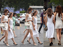 闺蜜出行白色连衣裙