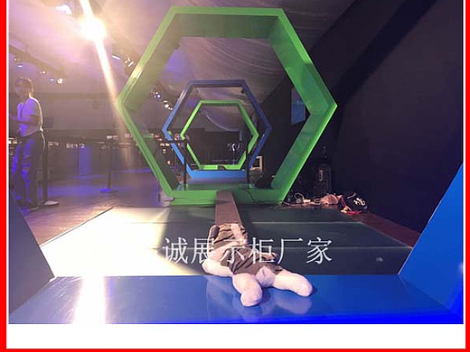VR虚拟现实游戏木质烤漆展示柜效果图