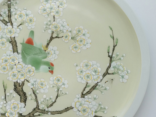 《梨花鹦鹉图》粉彩瓷盘