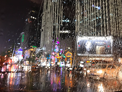 一场雨，把我困在这里