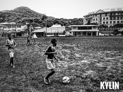 塞舌尔球场上的小男孩