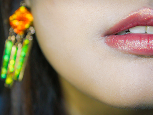 寒梅点缀琼枝腻,香脸半开娇旖旎