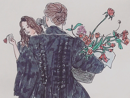 手捧鲜花的摄影师和模特