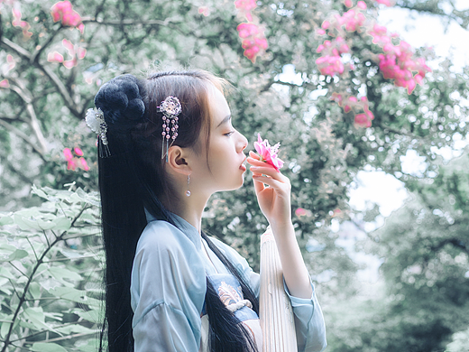 庭前桃粉惹芳茵 檐梁燕雀画堂春