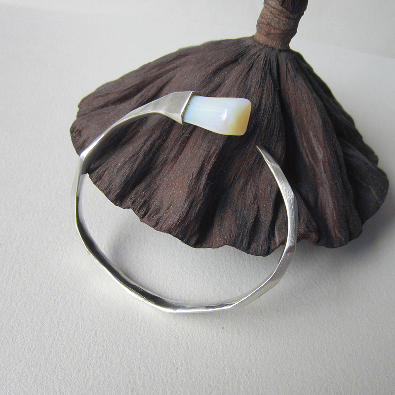 【随形】S925素银镶不规则白欧泊 多面几何亚光手工手镯