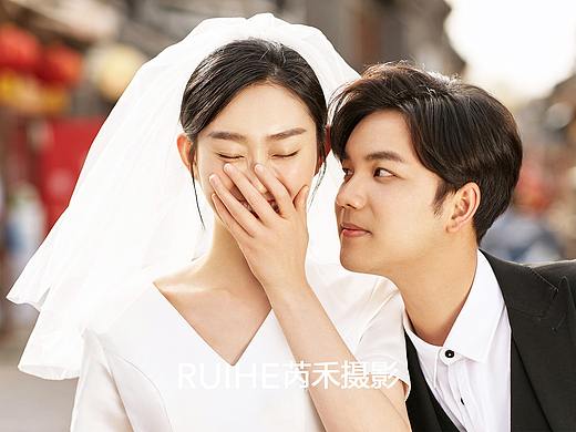 经典不落俗的婚纱照就是要白纱+西装莫属