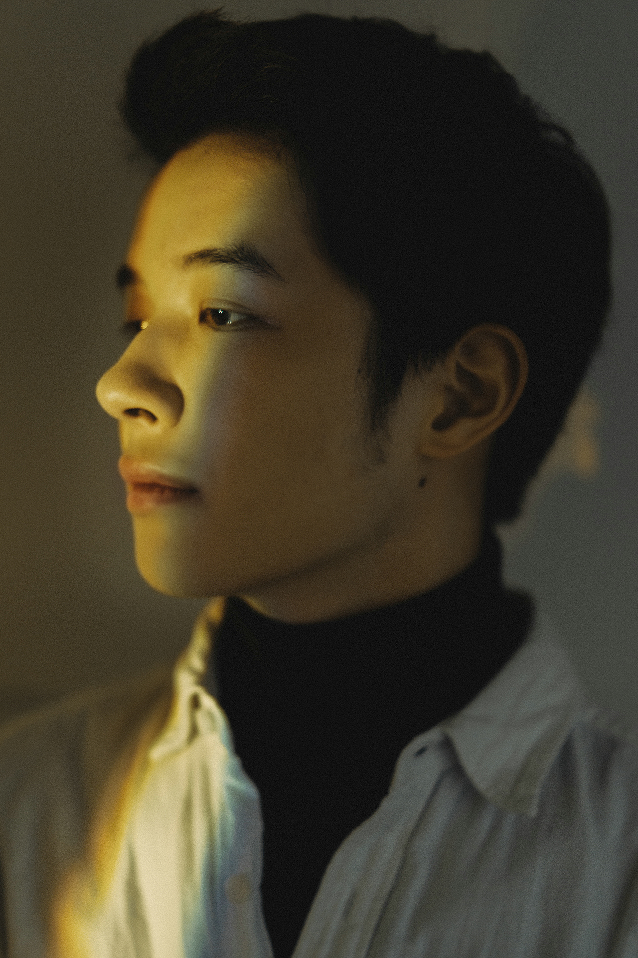 贪恋着黑暗中照射进来的一束光