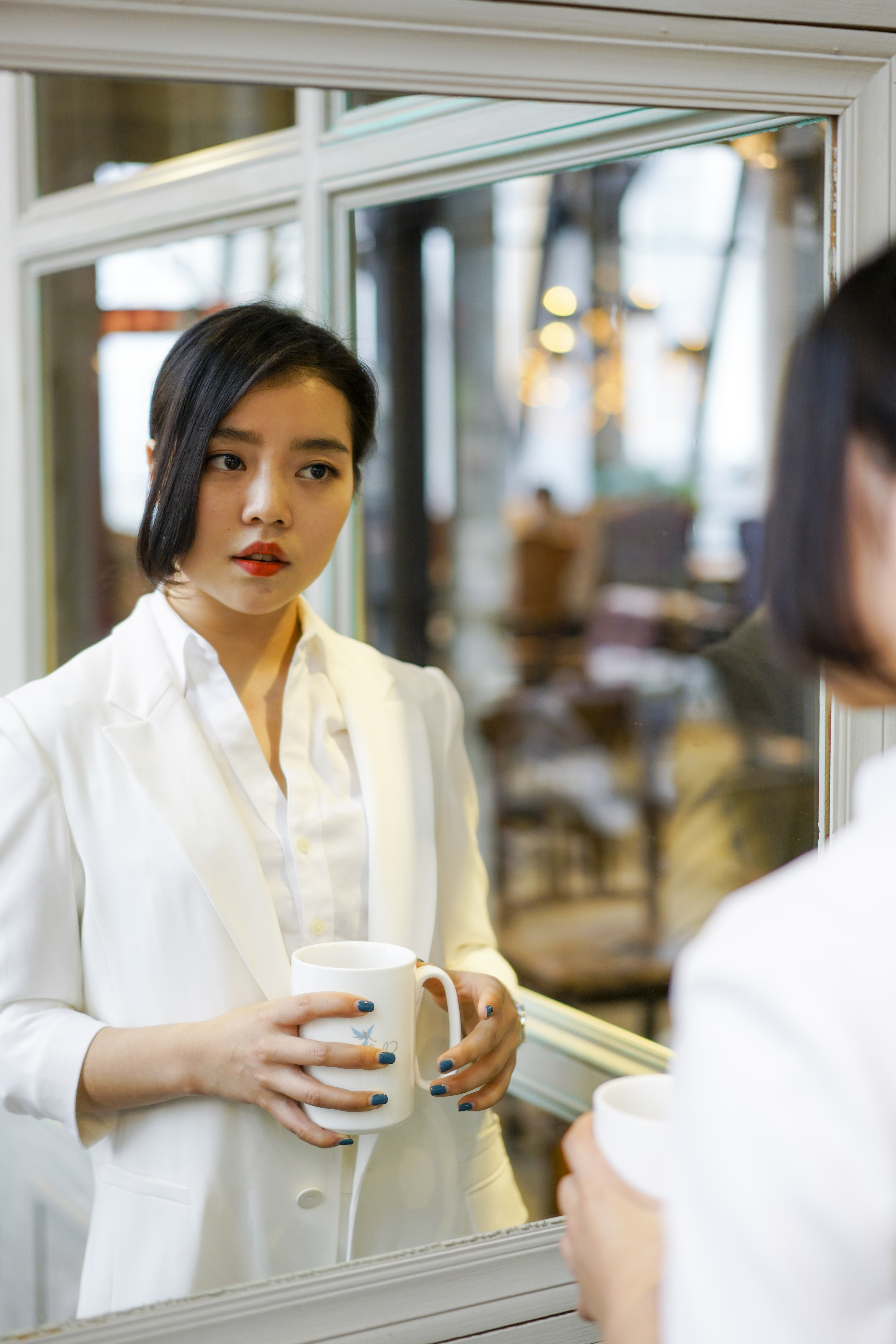 咖啡馆中喝咖啡的姑娘