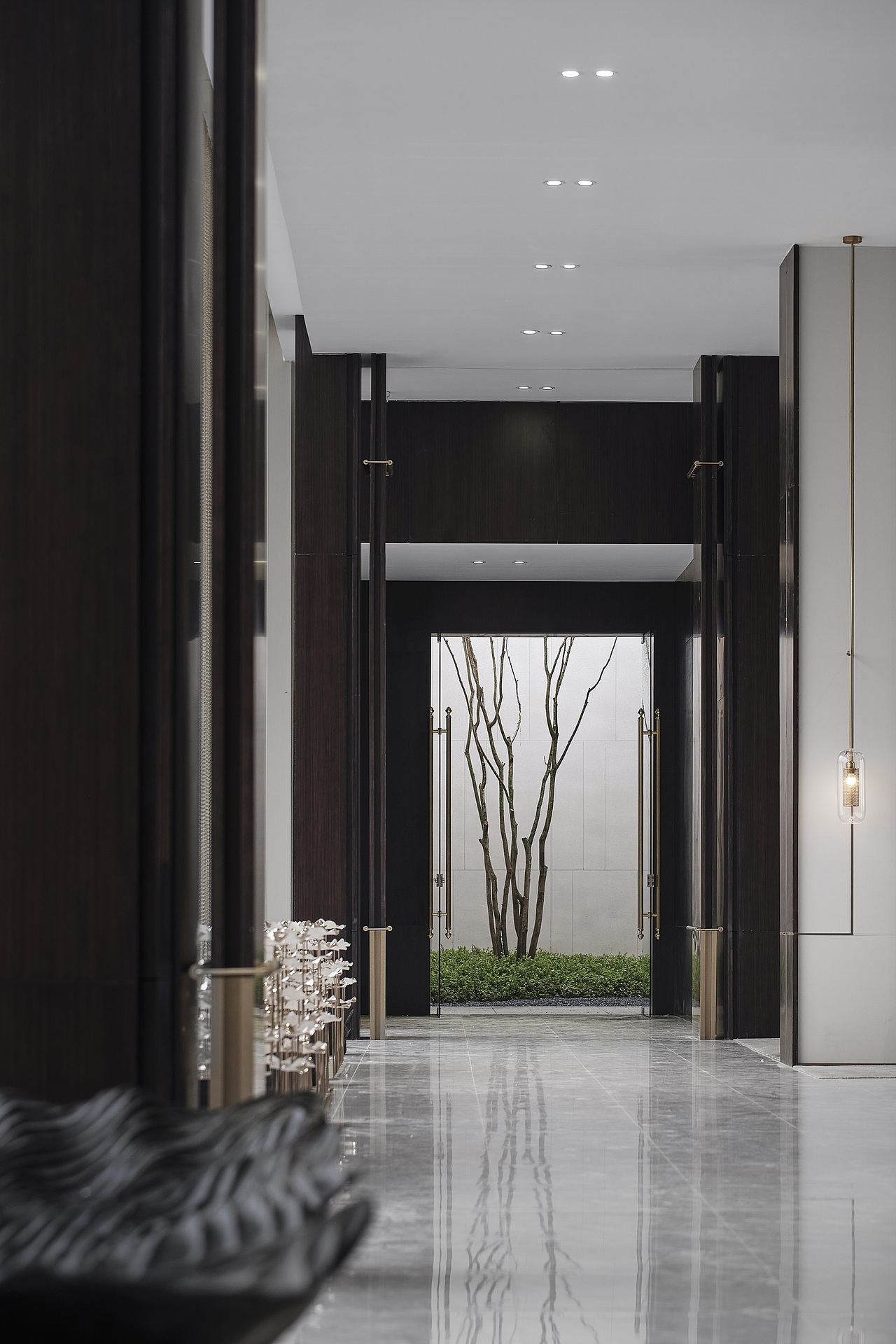 考虑到后期使用功能的转换，在保证空间使用功能的多样性基础上，尽量维持建筑结构的完整与稳定性，以金属丝网和可拆卸部件解构大体块的整体空间，富于传统山水画的留白意蕴。
<br>光与影的重叠相互映衬，室内与景观的关系通过光影的反复折射相映成趣，消融了室内外空间的边界，涵濡着川流不息般的冲动与梦幻意蕴。