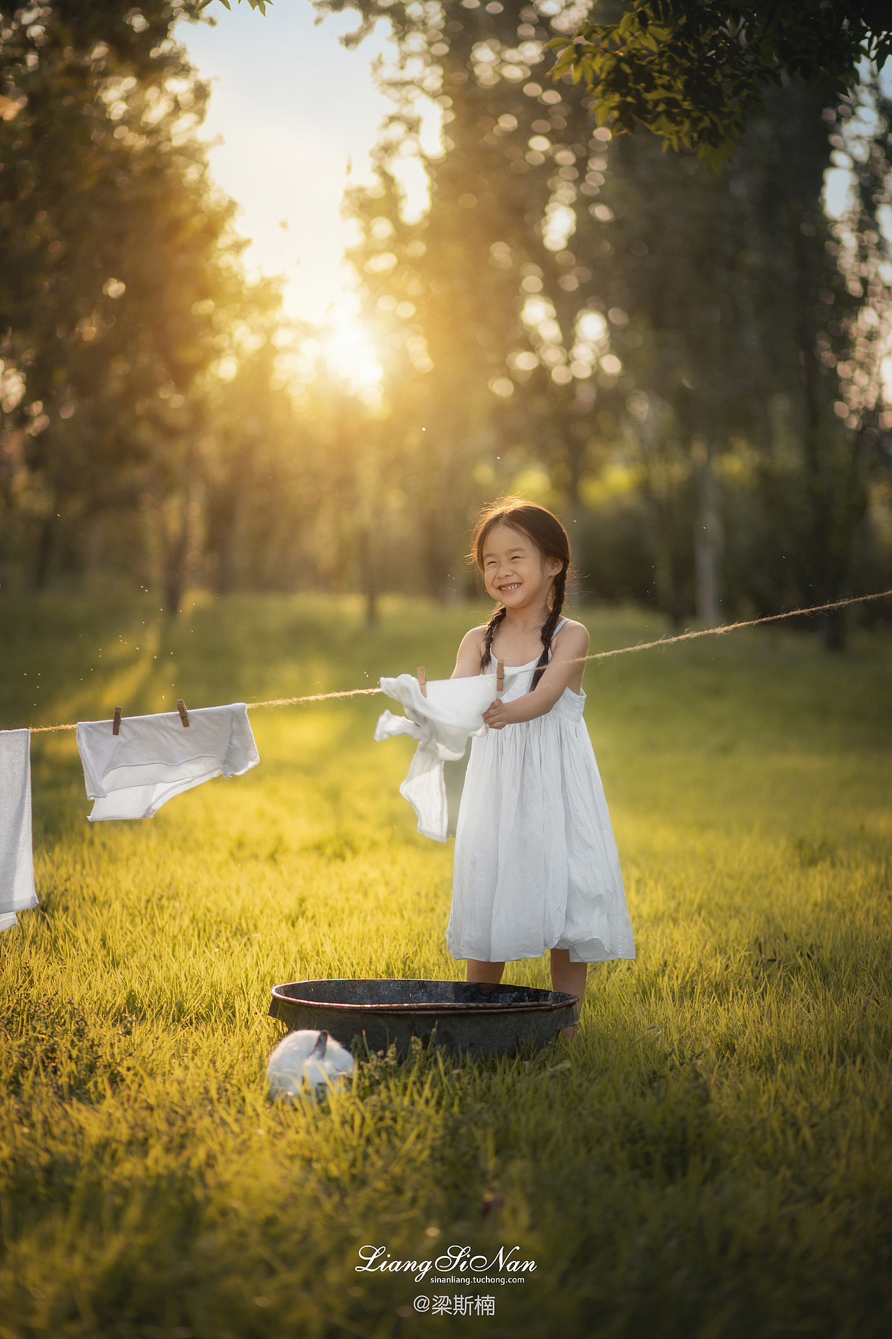 晾衣服的小女孩