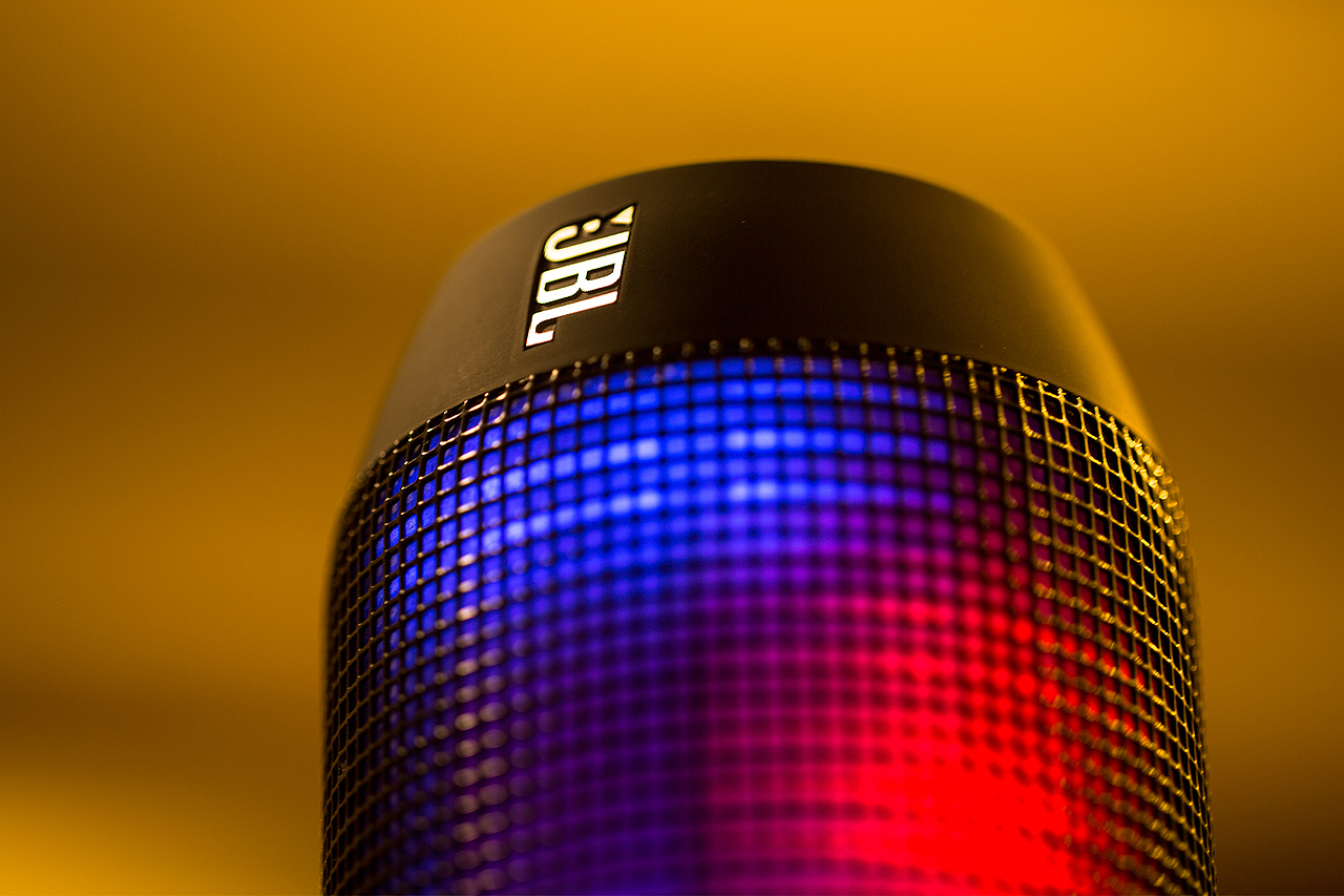 JBL无线蓝牙音箱实拍 蓝牙音响（图ZMzgxMDM4MjQ=） - 产品摄影 - 站酷设计师卓维Design原创素材 - 站酷ZCOOL