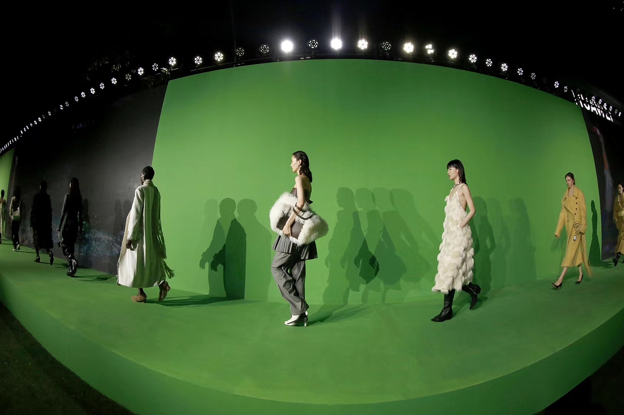 大型走秀现场效果图/现场图（图ZMjU5ODU0ODUy） - 舞台美术 - 站酷设计师WEIBANG设计原创素材 - 站酷ZCOOL