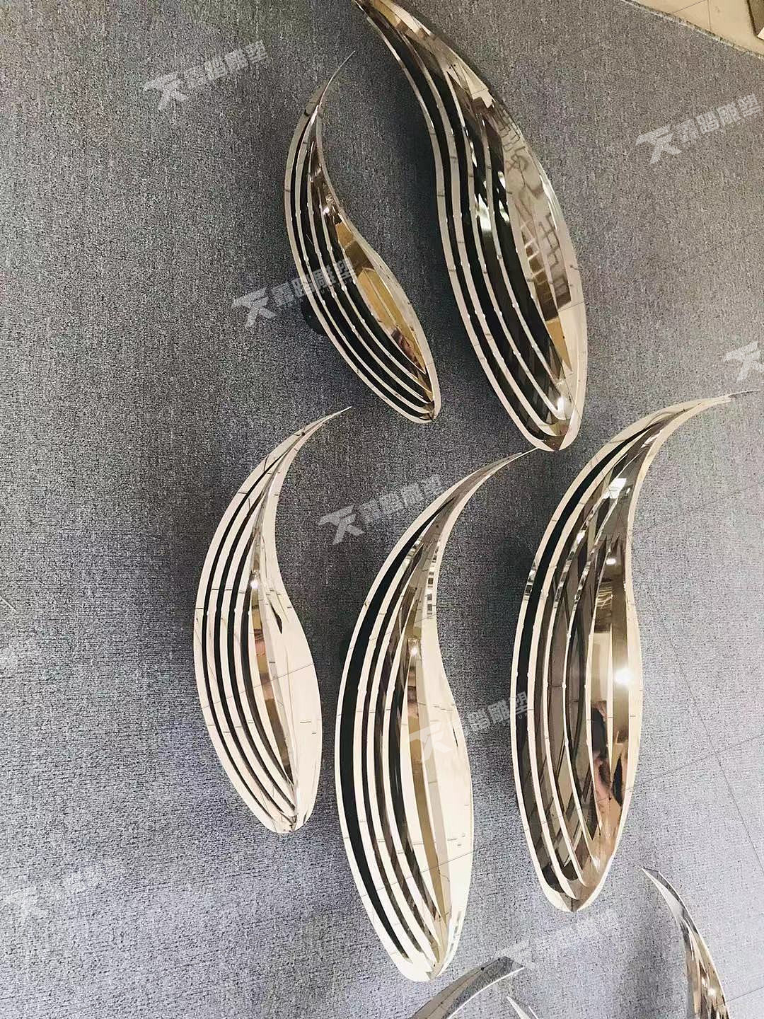 景墙不锈钢多层抽象鱼群雕塑这样做的  镜面效果很漂亮