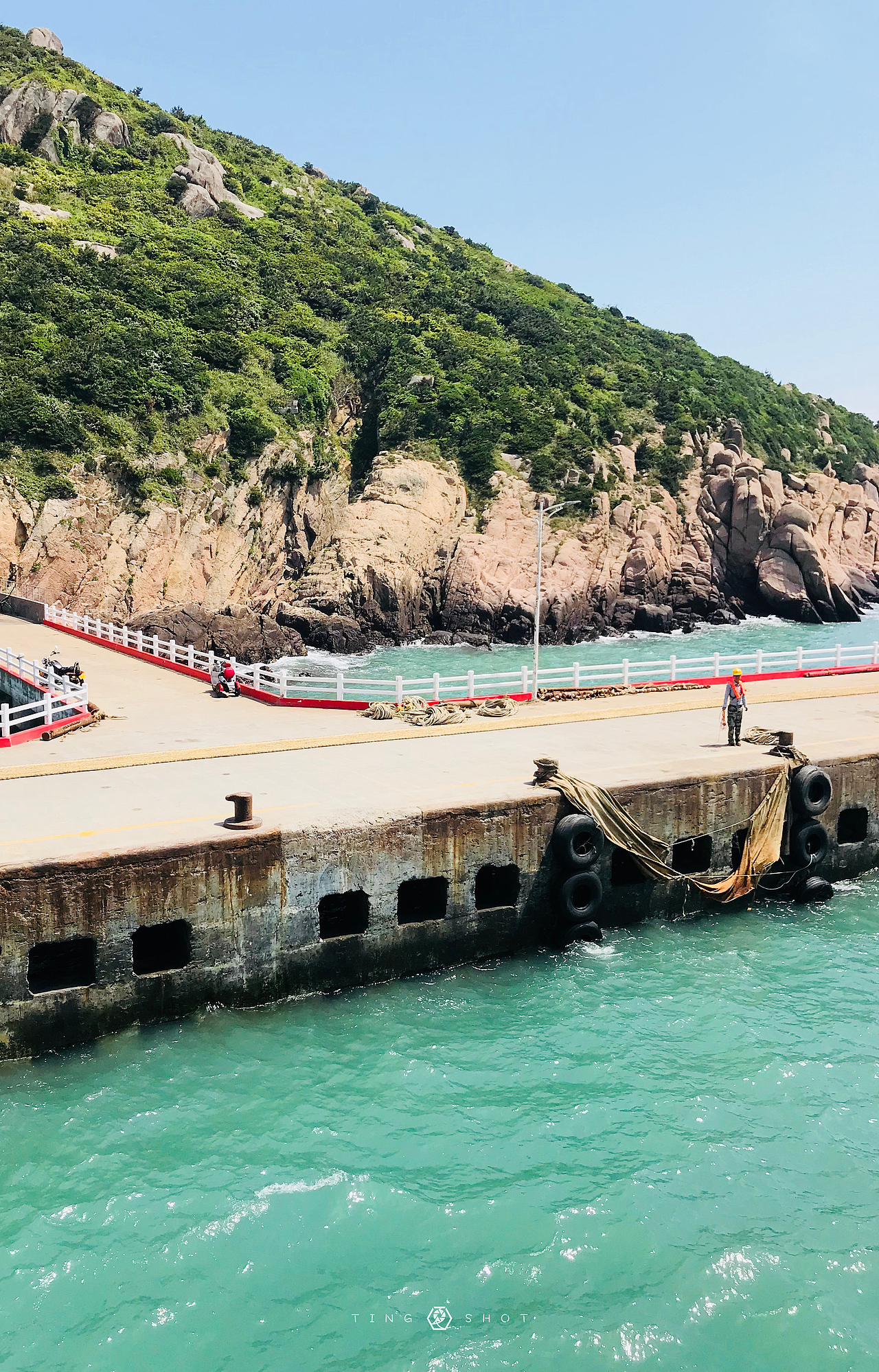 当我见到你
我是靠岸的船<br>而你是将我拉近码头的手<br>掌心里的绳