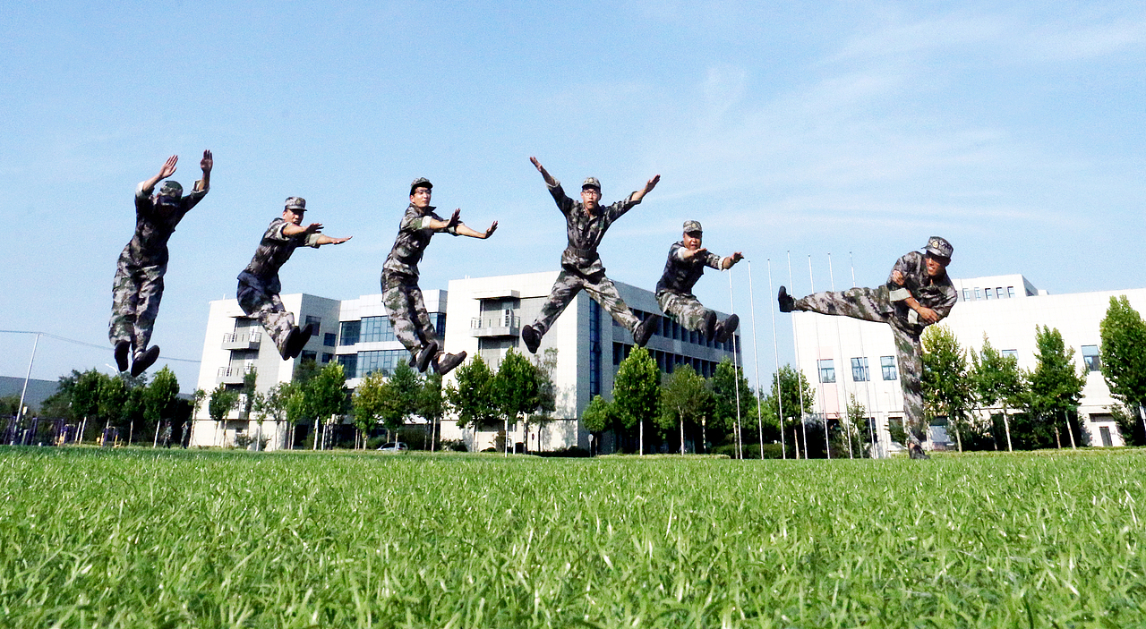 军训趣事 · 点燃青春（图ZMTI0OTU4ODU2） - 人文/纪实摄影 - 站酷设计师莞尔ERXIAO原创素材 - 站酷ZCOOL