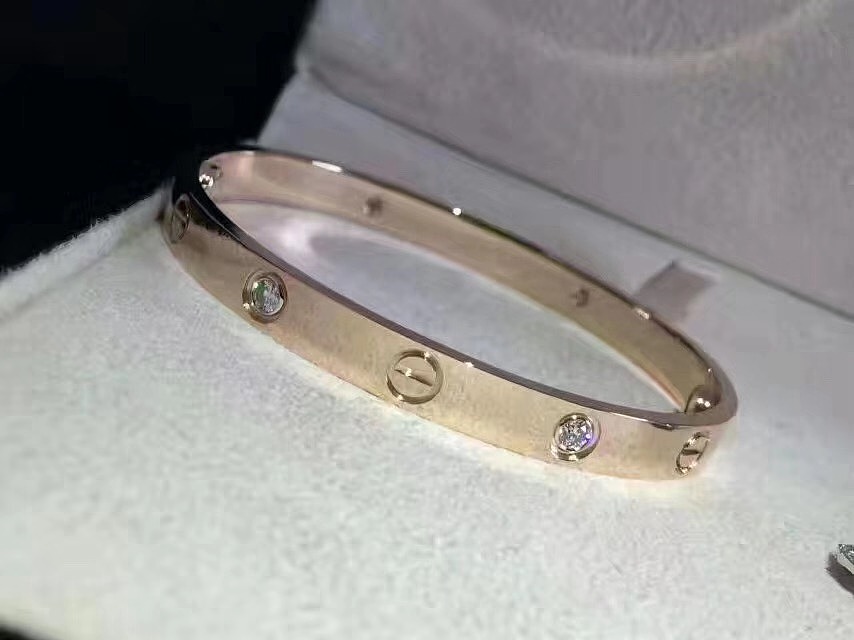 请问珠宝定制哪里靠谱,私人定制首饰哪家好,千与千寻