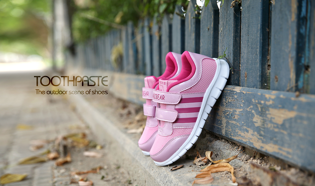 The outdoor scene of shoes