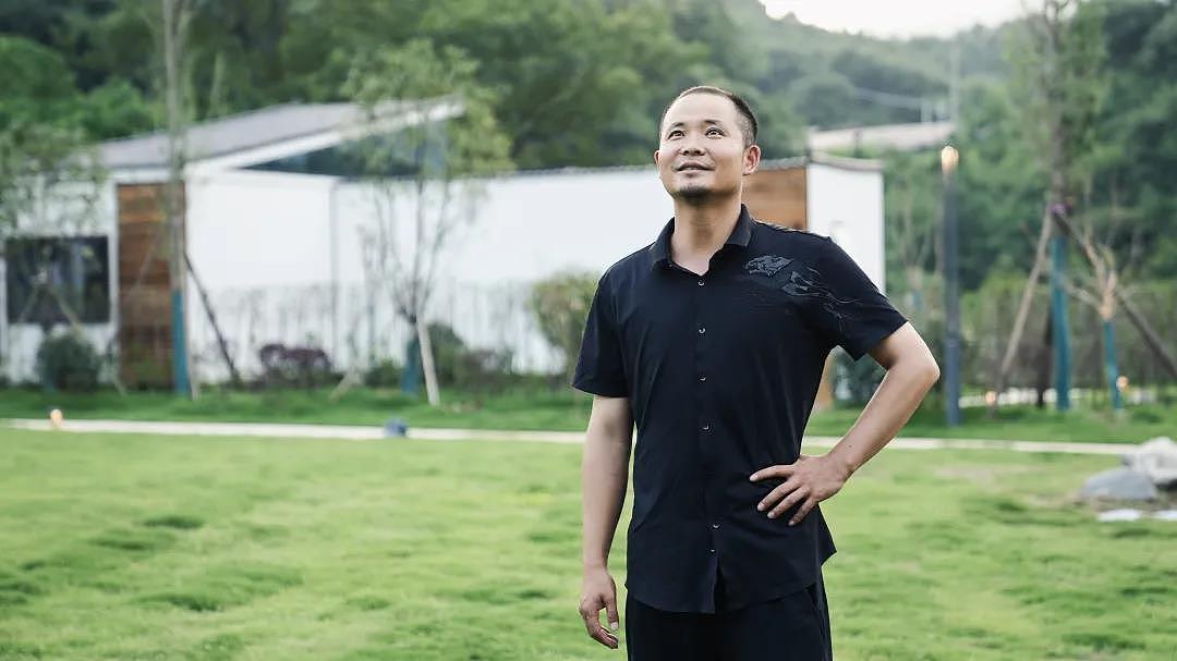 地球仓携程度假农庄建设负责人徐刚在项目现场 br> br> br>一期投入