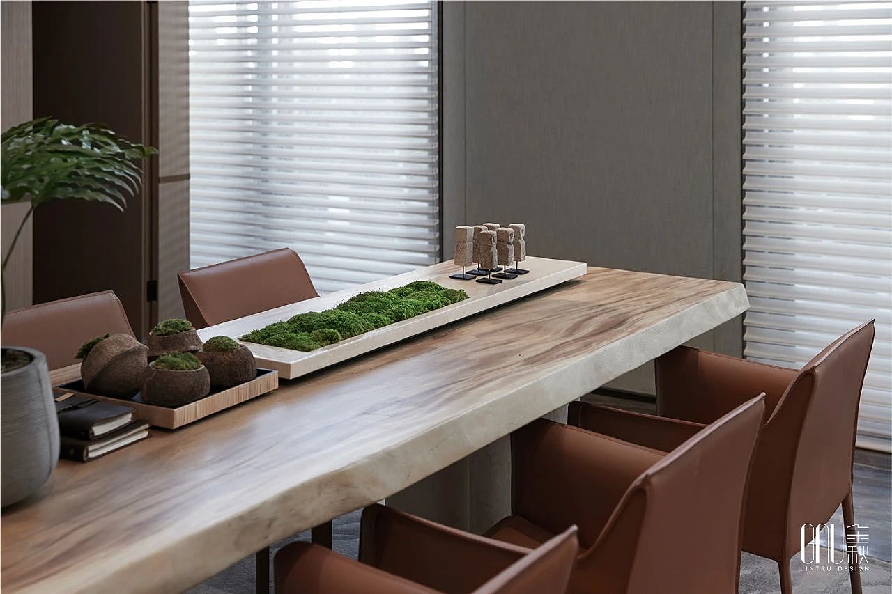 无论是青苔、树木,墙上的点缀画亦或儿童区的大片草坪,所到之处留下的,是悠柔的宁静,和童真的纯朴。室内的鱼缸十分引人注目,水草和着碧波游荡,金鱼穿梭自由,时间仿佛在此刻静止,留给人深沉的静谧享受。