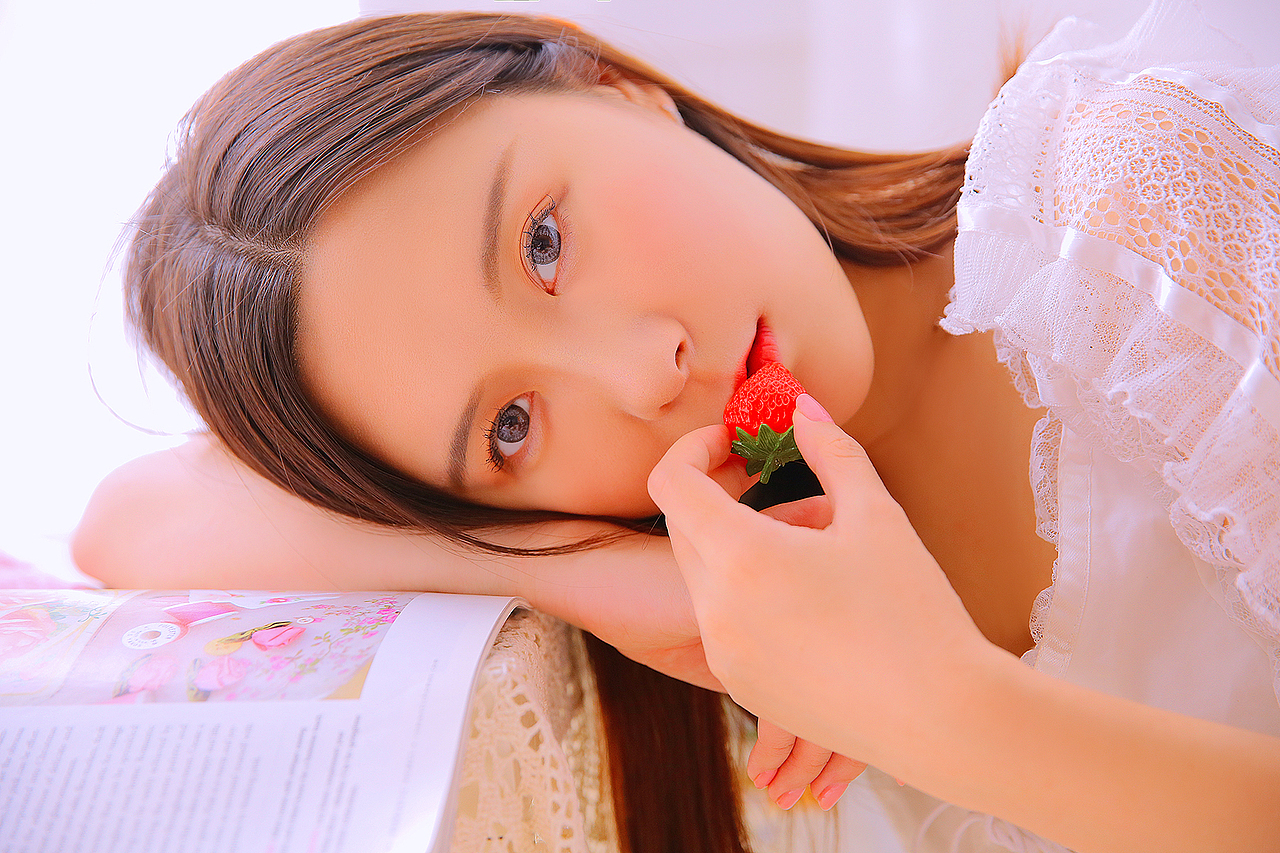 草莓与你（图ZODEyNjQ2OTY=） - 人像摄影 - 站酷设计师宋若菲原创素材 - 站酷ZCOOL