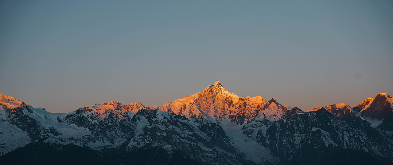 梅里雪山与日照金山邂逅